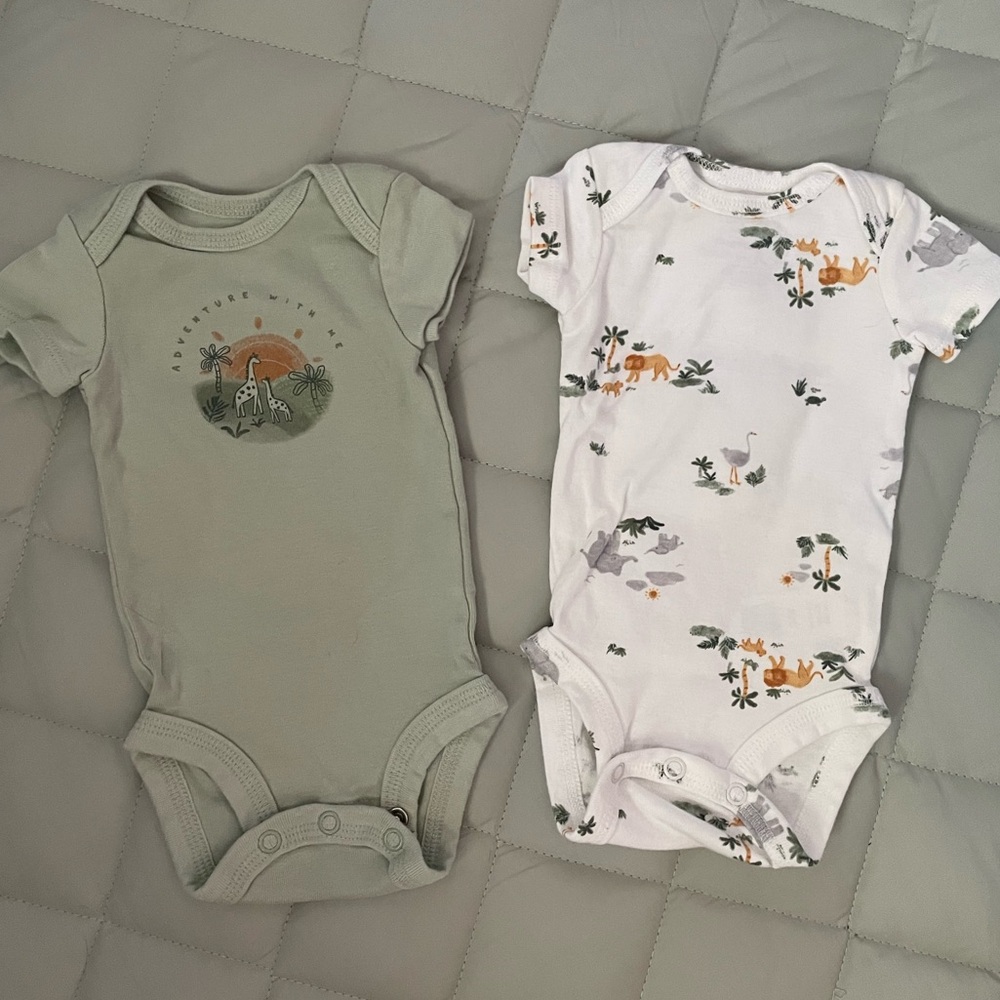 Lot of 2 Carters Short-sleeve Onesies 🦁 Safari Motif Size Newborn